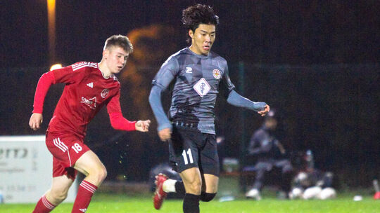 Vor einem Jahr hatte Rot-Weiss Koblenz mit Kanata Todate (am Ball) in der dritten Rheinlandpokal-Runde beim SV Laubach um Finn J