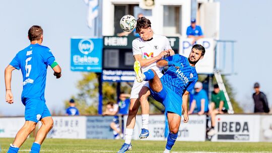 Das 0:2 gegen den SV Gonsenheim war am 26. September wohl der letzte Auftritt des Stürmers und Ex-Profis Serhat Koruk (in Blau,
