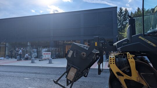 Die finalen Arbeiten am und im Rewe-Petz-Markt in Betzdorf sind in den finalen Zügen.