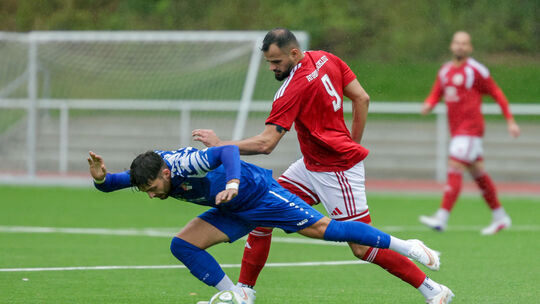 Der Einsatz von Anadolus Edis Ramovic (rotes Trikot, hier im Spiel gegen Metternich) ist für den Pokalabend am Mittwoch gegen We
