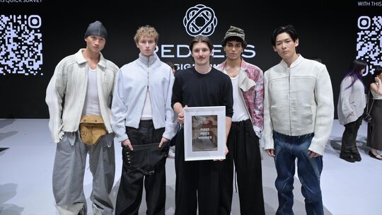 Trotz seines großen Erfolgs beim Redress Design Award in Hongkong fühlt sich Jon Liesenfeld (Mitte) noch immer mit seiner Heimat Trotz seines großen Erfolgs beim Redress Design Award in Hongkong fühlt sich Jon Liesenfeld (Mitte) noch immer mit seiner Heimat