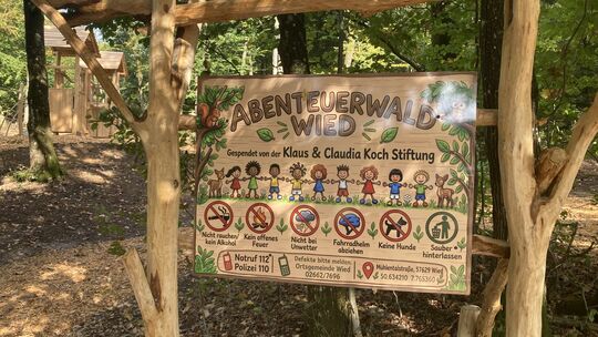 Diese Hinweistafel steht einladend am Eingang des Abenteuerwalds in Wied.