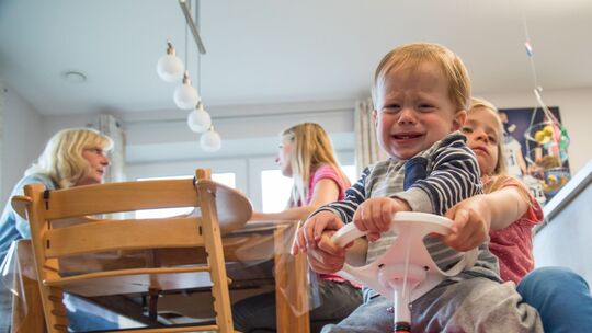 Zwei Kinder streiten sich beim Spielen Zwei Kinder streiten sich beim Spielen