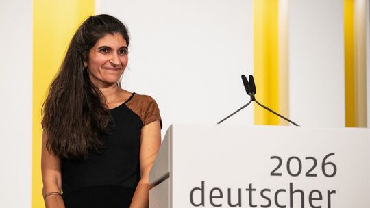 Die Gewinnerin des Deutschen Buchpreises 2026, Shida Bazyar, steht auf der Bühne. Die Auszeichnung für den besten deutschsprachi