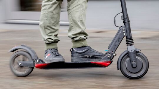 Ein E-Scooter in voller Fahrt: Sicherheitsbedenken wachsen in Bad Kreuznach. Das Ordnungsamt kontrolliert, aber einigen reicht d