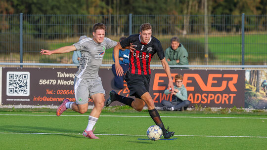 Auf Niklas Hölper (rechts, hier im Laufduell mit Niederroßbachs Paul Rübsamen) werden die Linzer bei ihrem Gastspiel in Rennerod