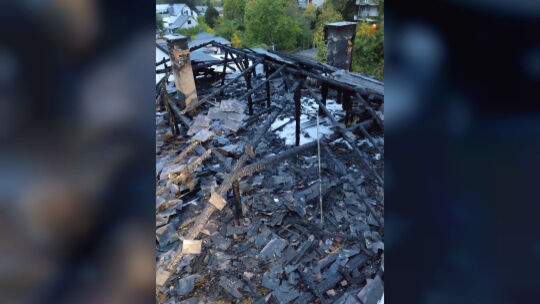 Vom Dachstuhl in der Idarer Hauptstraße blieb nur noch ein Trümmerfeld übrig. Die Löscharbeiten der Feuerwehren aus Idar-Oberste