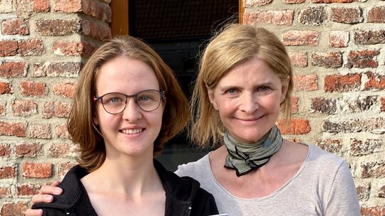 Maribelle Aßmus mit der Regisseurin Sharon von Wietersheim. Diese hatte vorgeschlagen, wie der Messeauftritt der jungen Bruchhau