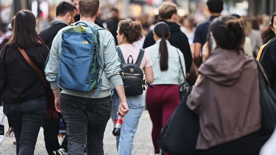 Menschen in der Fußgängerzone Menschen in der Fußgängerzone