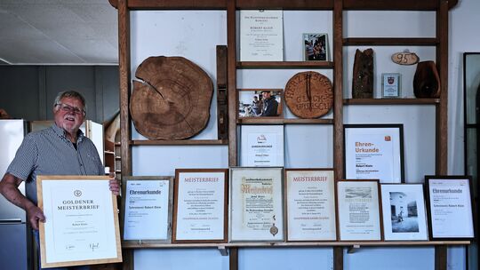 Meisterbriefe, Ehrungen und Erinnerungsbilder zeigen die beruflichen Stationen von Robert Klein, dessen Herz so eindrucksvoll fü