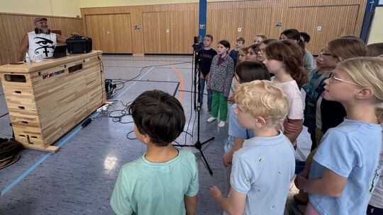 Die Turnhalle ist in Waldesch zum improvisierten Musikstudio geworden.