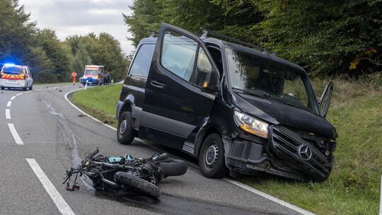 Bei einem Frontalzusammenstoß mit einem Transporter auf der B8 bei Höchstenbach war am 29. September ein 36-jähriger Motorradfah