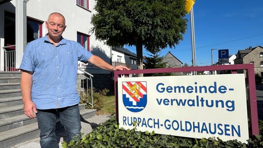 Ortsbürgermeister Sascha Stein vor der Gemeindeverwaltung im Richard-Henkes-Haus: Ruppach-Goldhausen will die Ortskernentwicklun