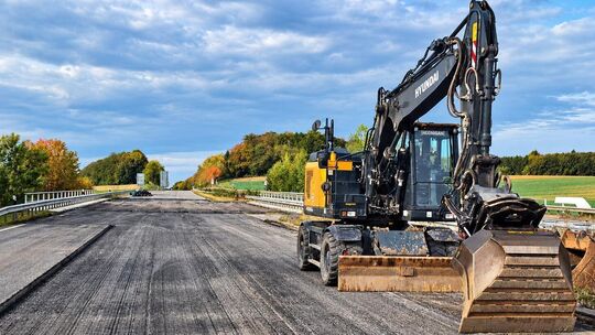 Auf der B50 zwischen Büchenbeuren und Lautzenhausen wird die Fahrbahn erneuert. Dafür ist die Strecke voraussichtlich zwei Monat