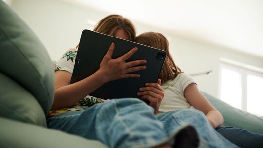 Zwei Kinder nutzen ein Tablet Zwei Kinder nutzen ein Tablet