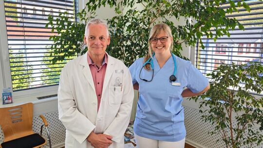Die Nachfolge ist gesichert: Dr. Ralf Peter Schwebel und Dr. Laura Endres arbeiten bis Ende Juni 2027 gemeinsam in der Kirner Pr