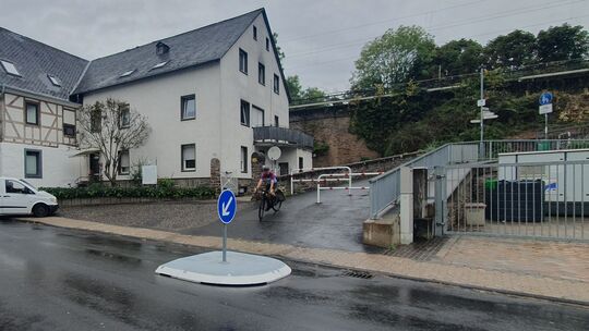 Die neue Verkehrsinsel an der Eisenbahnbrücke im Koblenzer Stadtteil Güls: Sorgt sie wirklich für mehr Sicherheit?