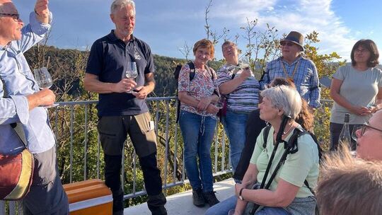Eine Impression von der Tour durch die Weinbaugeschichte an der Lahn: Karl Friedrich Merz vom Verein „geweinschaft“ am Goethepun