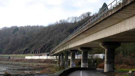 Die Unkelsteinbrücke im Verlauf der B9 zwischen Remagen und Oberwinter soll 2028 abgerissen und neu gebaut werden.
