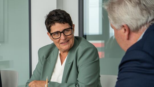 Christine Schneider, Ministerin für Landwirtschaft, Weinbau, Umwelt und Forsten des Landes Rheinland-Pfalz, im Gespräch mit unse