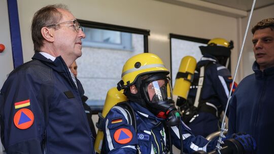 Bundesinnenminister Dobrindt besucht Zivilschutz-Behörden