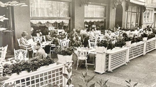 Bis 1981 saß man im Café Kiefer draußen, nach dem Neubau gab es das Café nur noch im ersten Stock.