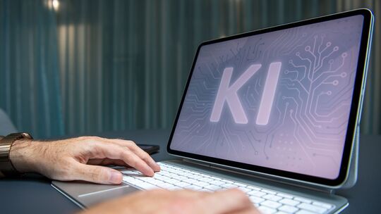 Der Schriftzug KI auf einem Tablet Der Schriftzug KI auf einem Tablet