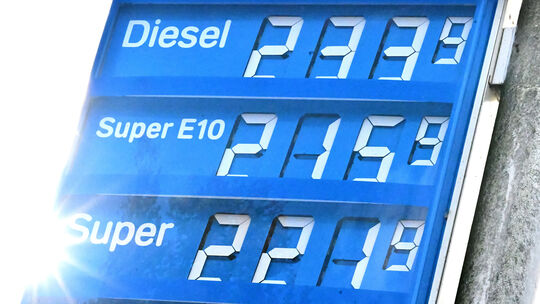 Wuchernde Tankpreise – daran haben sich viele Autofahrer inzwischen gewöhnt. Mit dem Tankrabatt stürmten viele an die Tankstelle