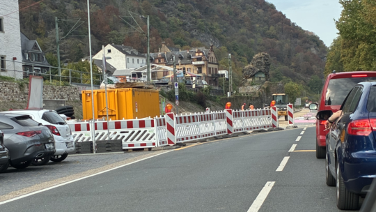 Baustellenstopp bei Bacharach: Der Verkehr wird aktuell per Ampel geregelt – und bot der Autorin den passenden Rahmen für einen