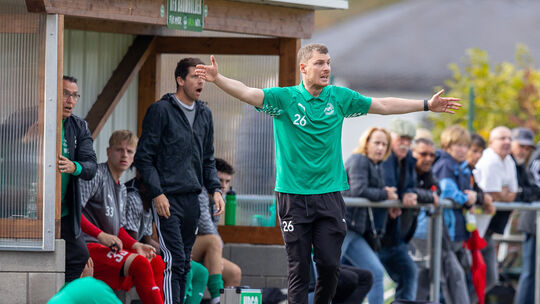 Felix Ruppenthal ist an der Seitenlinie immer engagiert. Der Trainer des VfR Baumholder isst guter Dinge, dass beim Gastspiel be