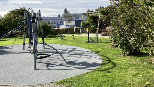 Eigentlich soll der Konrad-Adenauer-Platz mit seinen Spielgeräten und Sitzmöglichkeiten eine Einladung für Familien und Bürger s