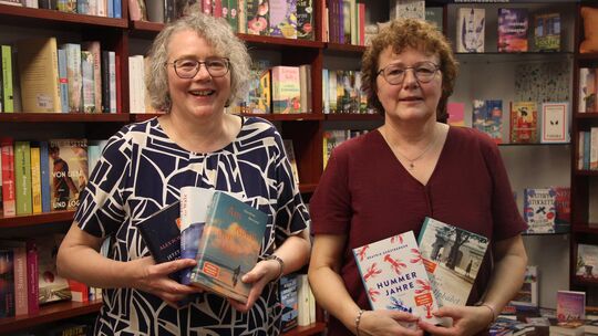 Die beiden Inhaberinnen Barbara (links) und Stefanie Stahl bieten nicht nur im Buchhandlungs-Alltag einen exzellenten Kundenserv