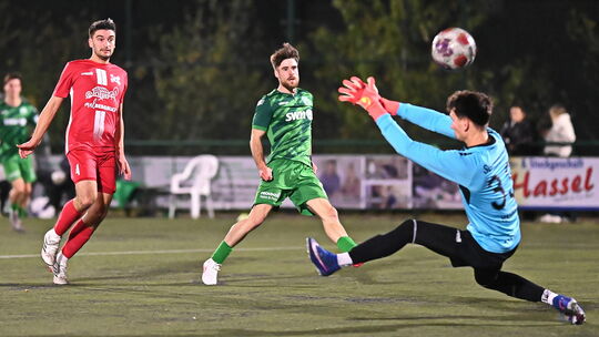 Der schnelle Engerser Angreifer Manuel Simons (in Grün) überwand Malbergs Keeper Nick Hammel dreimal beim klaren 8:1 des Oberlig