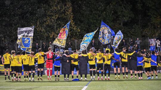 Jubel bei der TuS Koblenz und ihren Fans: Die Schängel zogen durch ein 3:0 beim FC Emmelshausen-Karbach ins Achtelfinale ein.
