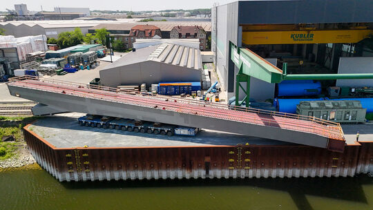 Ein Teil der neuen Pfaffendorfer Brücke in Koblenz wird im Mannheimer Hafen verladen. Das Bild stammt aus dem Sommer 2025.