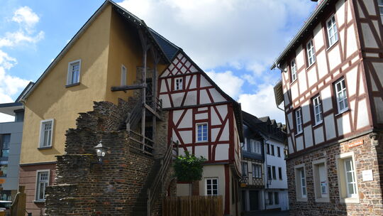 Das Haus Heidrich ist eine echte Besonderheit: In der „Vorderen Eifelstraße“ sind zwei Gebäude links und rechts der alten Kastel