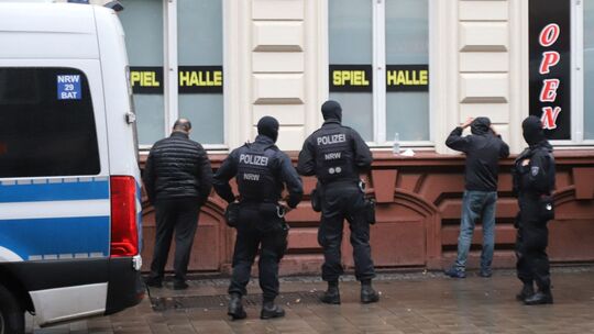 Durchsuchungen wegen Verdacht auf Waffen- und Drogenhandel Durchsuchungen wegen Verdacht auf Waffen- und Drogenhandel