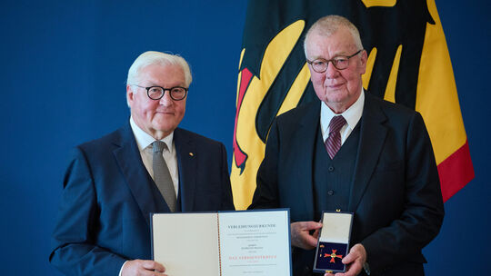 Ruprecht Polenz (rechts), ehemaliger Bundestagsabgeordneter aus Münster (Nordrhein-Westfalen), wurde von Bundespräsident Frank-W