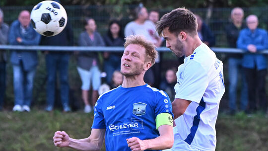 Im Rheinlandokal unterlagen Sascha Cichowlas (in Blau) und seine SG Weitefeld dem VfB Wissen und Tom Zehler (in Weiß). In den ko