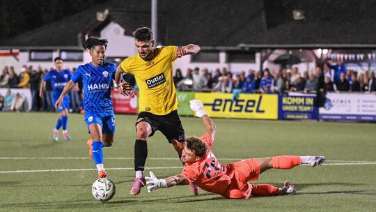 Die Entscheidung in Emmelshausen: Igor Blagojevic umkurvt Emmelshausen-Karbachs Torwart Jonas Bast und schiebt zum 2:0 für die T