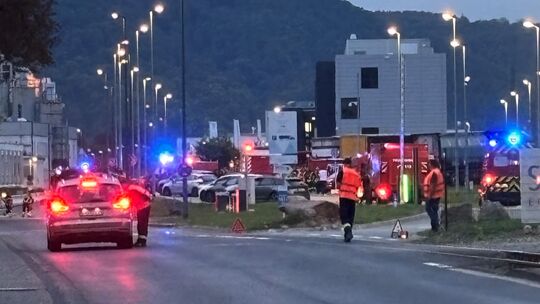 Nach einer Verpuffung in einer Werkshalle kam es am Mittwochabend zu einem Großeinsatz bei Zschimmer & Schwarz.