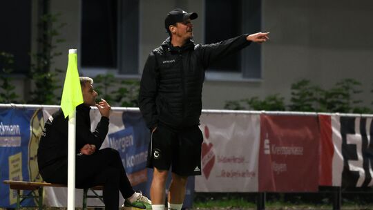 Das Trainer-Duo beim SV Untermosel: Stefan Ostkamp (sitzend) und Tobias Wirtz (stehend). Beide wollen gegen Trier-Tarforst den e