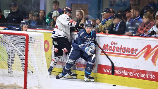 Wie beim jüngsten Heimsieg gegen Rostock wollen Robin Erkinjuntti (rechts) und der EHC Neuwied auch den nächsten Gegner nur allz