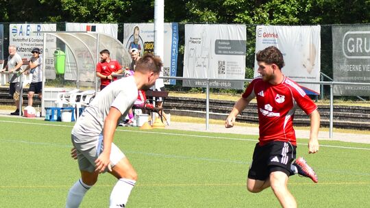 Lukas Blech (links) und Burgschwalbachs Schützenkönig Julian Ohlemacher im Duell: Nachdem am 2. August das Weiterkommen im Rhein