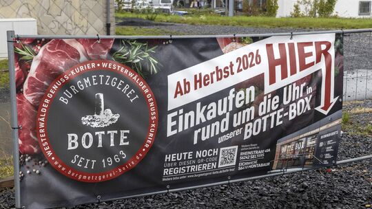 Schon jetzt wirbt ein Transparent in der Hachenburger Saynstraße für die dritte Botte-Box der Hartenfelser Burgmetzgerei Botte.