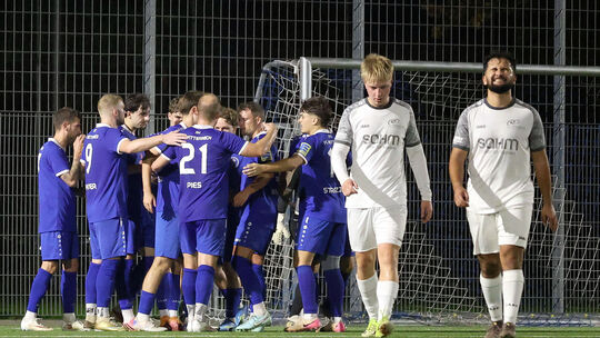 Die Metternicher (blaue Trikots) setzten sich mit 2:1 durch. Der Ärger bei Höhr-Grenzhausen (weiße Trikot) war groß.