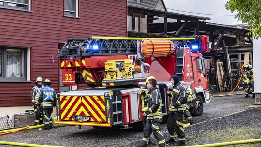 Das rot verkleidete Wohnhaus konnte die Feuerwehr vor dem Übergreifen der Flammen retten.