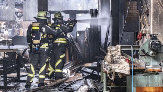 Gegen einzelne Brand- und Glutnester rückte die Feuerwehr mit schwerem Atemschutz vor.