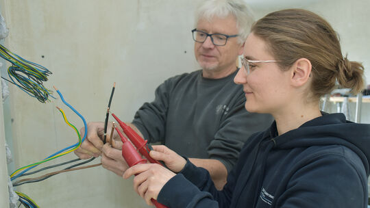 Gut schneiden in der jüngsten Konjunkturabfrage der Handwerkskammer Koblenz die Ausbaugewerke ab, so die Elektrotechniker – im B Gut schneiden in der jüngsten Konjunkturabfrage der Handwerkskammer Koblenz die Ausbaugewerke ab, so die Elektrotechniker – im B