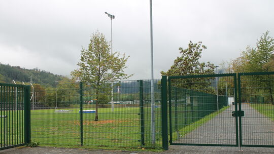 Am Stadion Silberau soll der Kunstrasenplatz saniert werden. Die Ortsgemeinde Fachbach hat erklärt, dass seit Jahren keiner ihre
